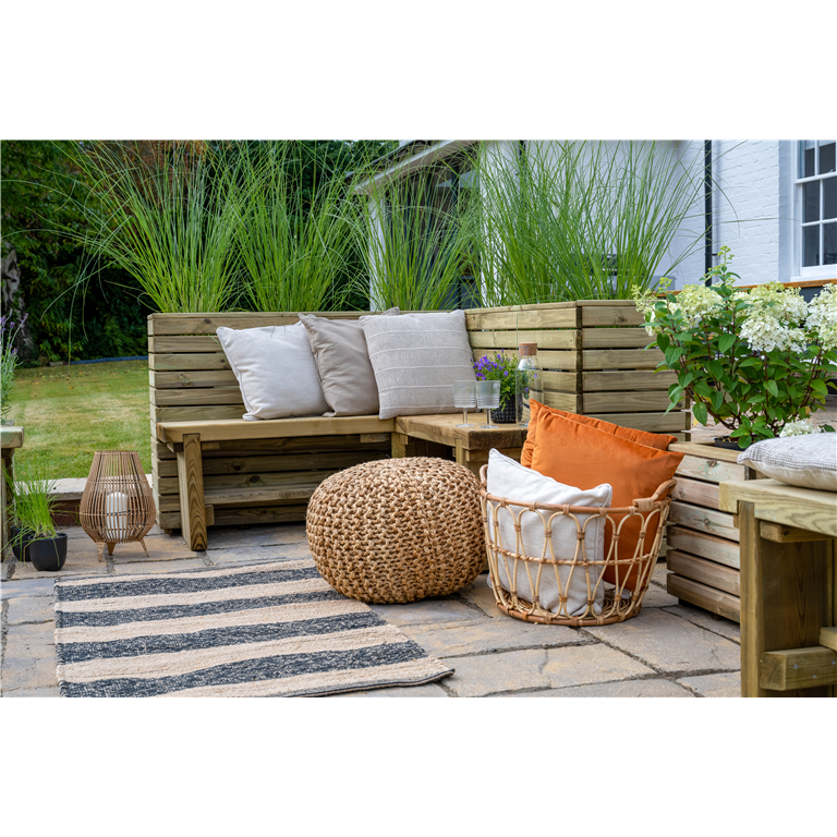 Linear corner planter for relaxing